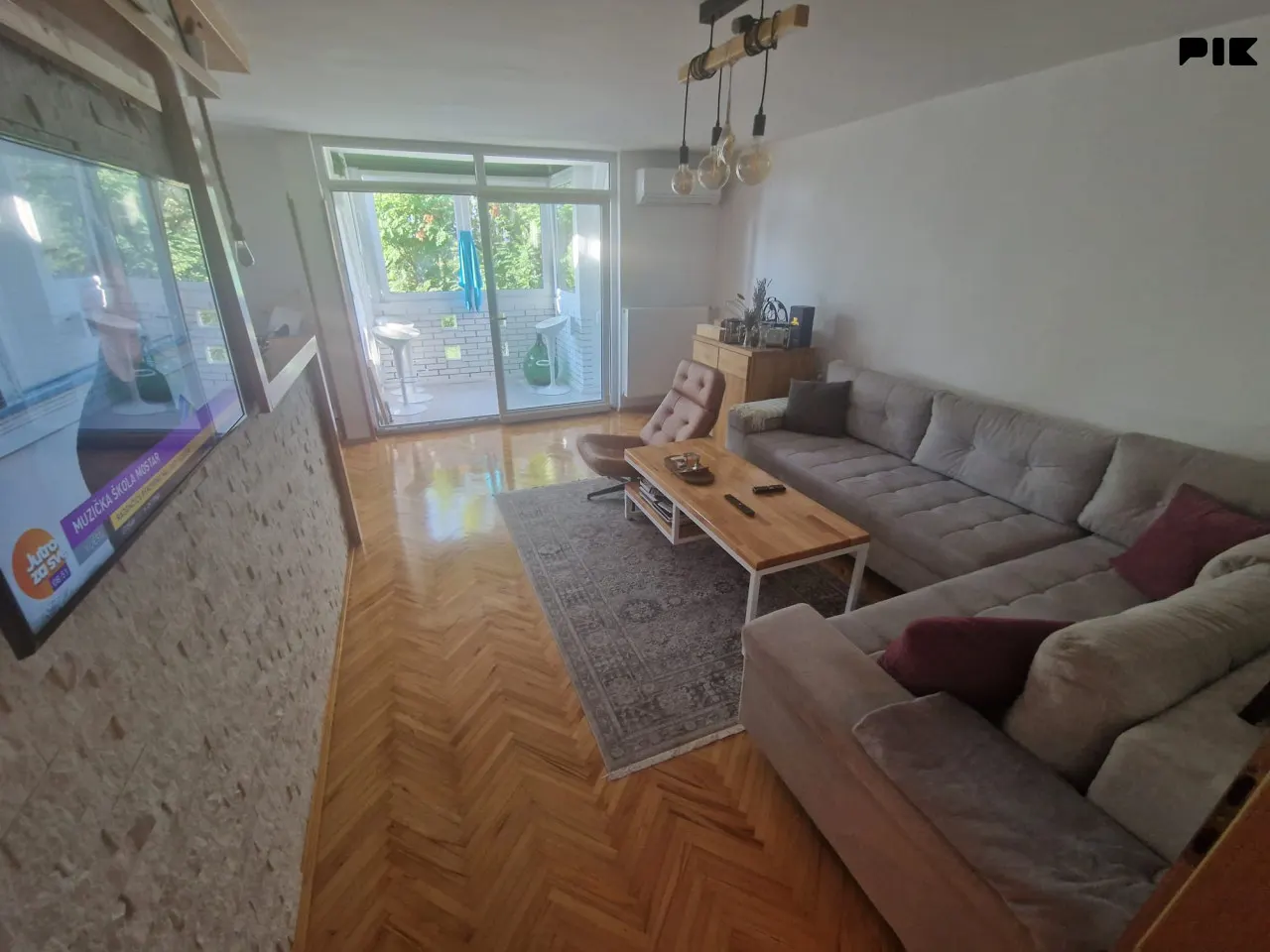 Trosoban stan, 75 m², renoviran i namješten, Dobrinja C5 - fotografija 3 od 14