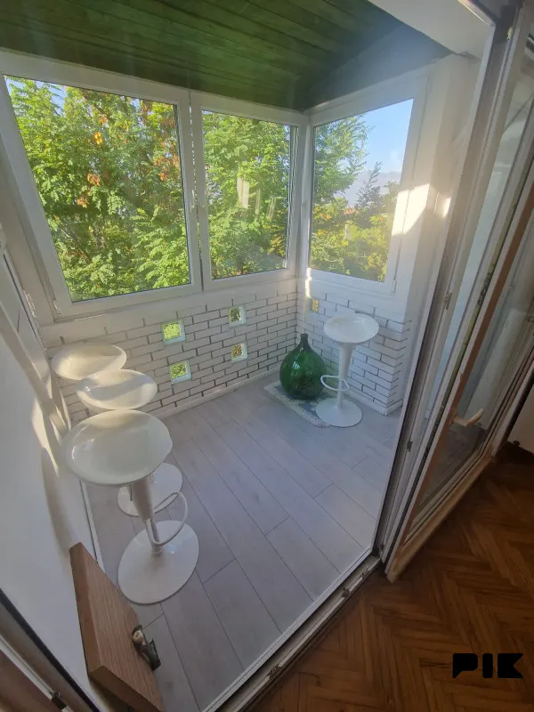 Trosoban stan, 75 m², renoviran i namješten, Dobrinja C5 - fotografija 4 od 14