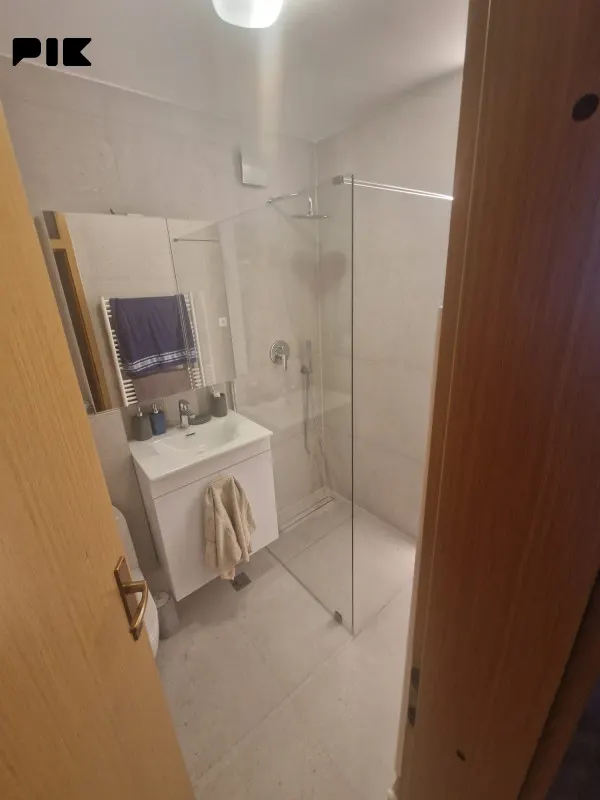 Trosoban stan, 75 m², renoviran i namješten, Dobrinja C5 - fotografija 6 od 14