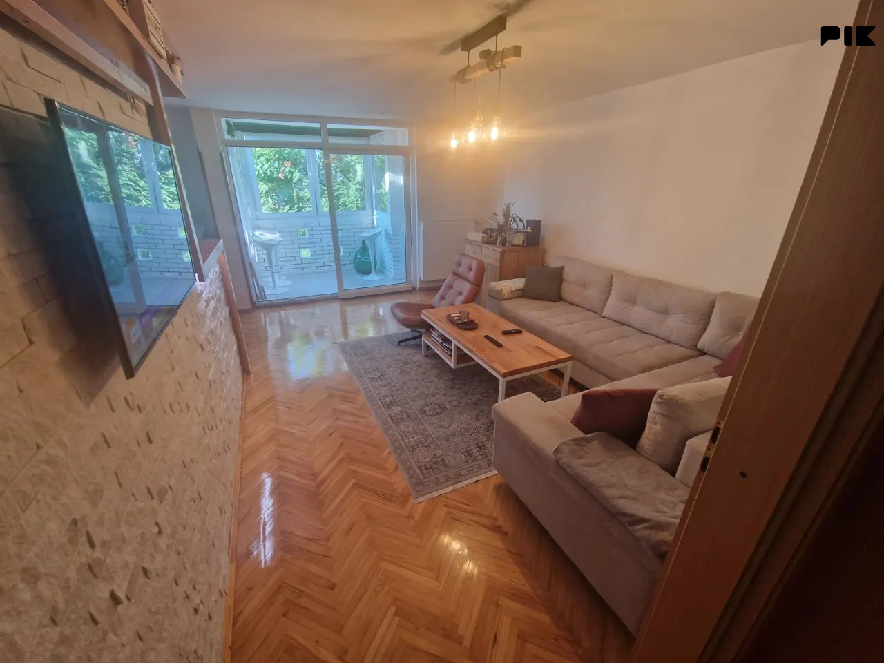 Trosoban stan, 75 m², renoviran i namješten, Dobrinja C5 - fotografija 13 od 14